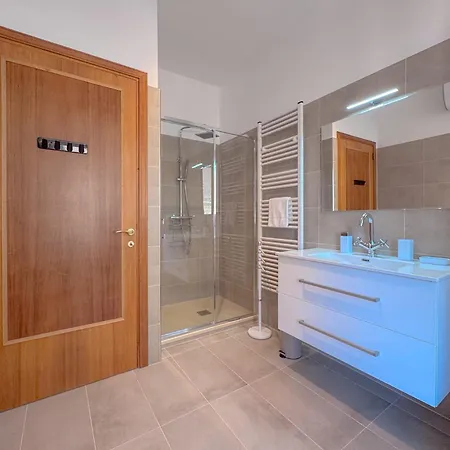 Vittorio Veneto - Modern And By Host Hero شقة