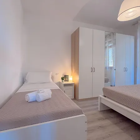 Vittorio Veneto - Modern And By Host Hero Daire *