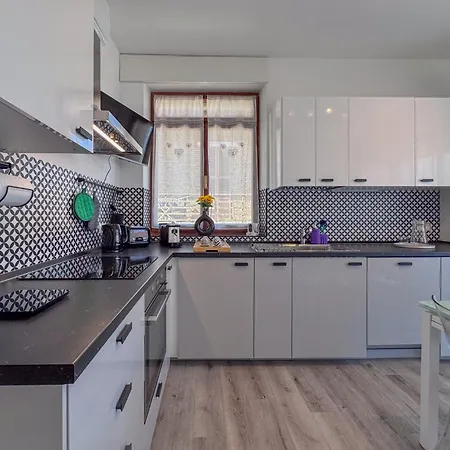 Vittorio Veneto - Modern And By Host Hero Daire *